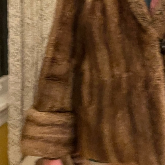 Beautiful fur coat . It’s real it’s elegant . It smells good snd has no tears. - Picture 4 of 4